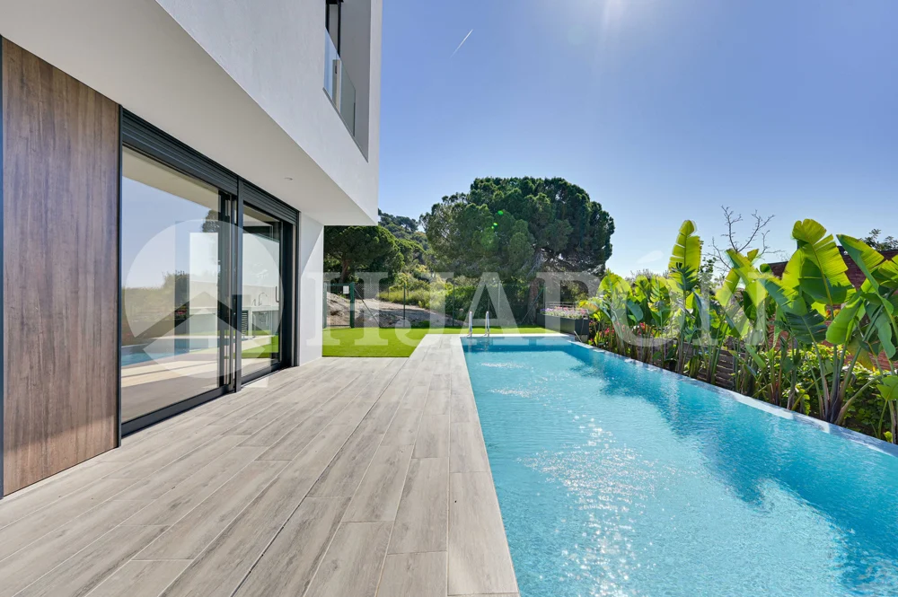 Vivienda de lujo de nueva construcción, con piscina privada y sensacionales vistas al mar. - ref. 01760