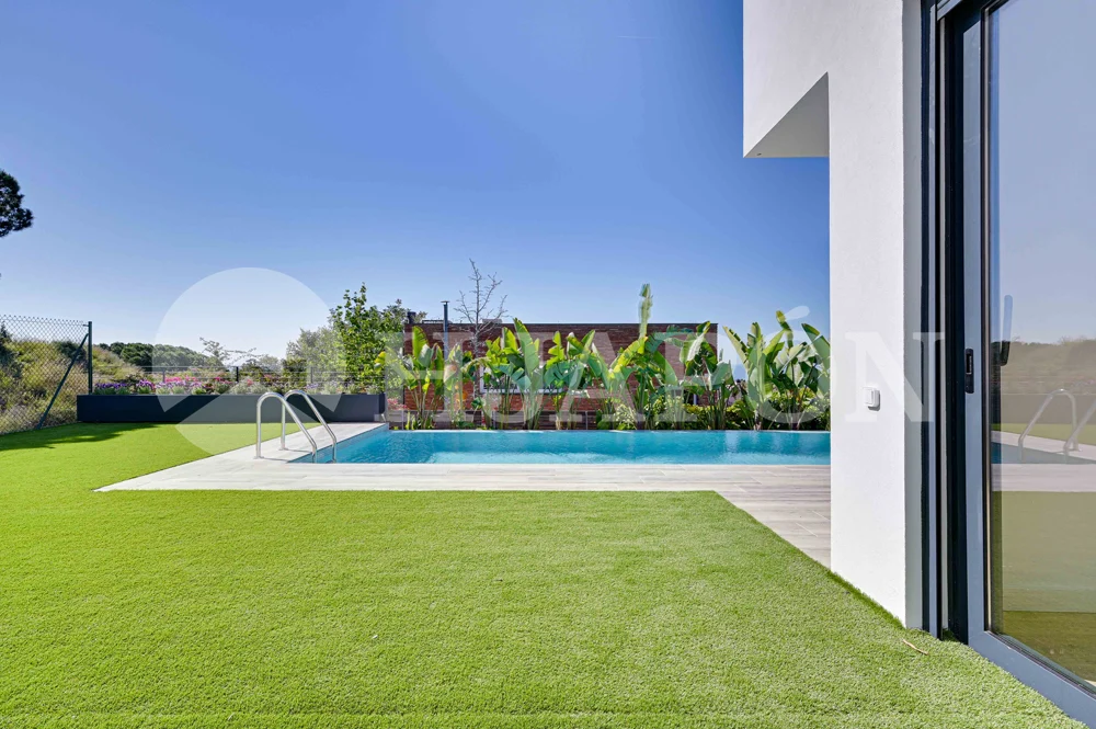 Vivienda de lujo de nueva construcción, con piscina privada y sensacionales vistas al mar. - ref. 01760