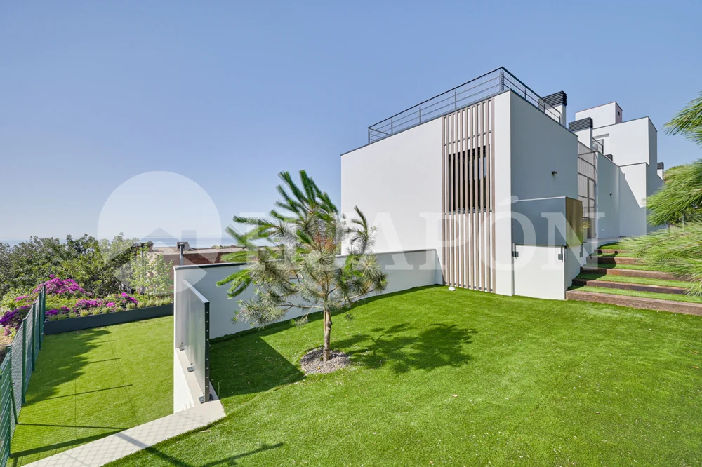 Vivienda de lujo de nueva construcción, con piscina privada y sensacionales vistas al mar. - ref. 01760