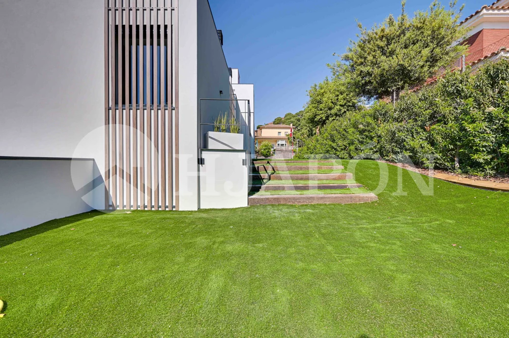 Vivienda de lujo de nueva construcción, con piscina privada y sensacionales vistas al mar. - ref. 01760