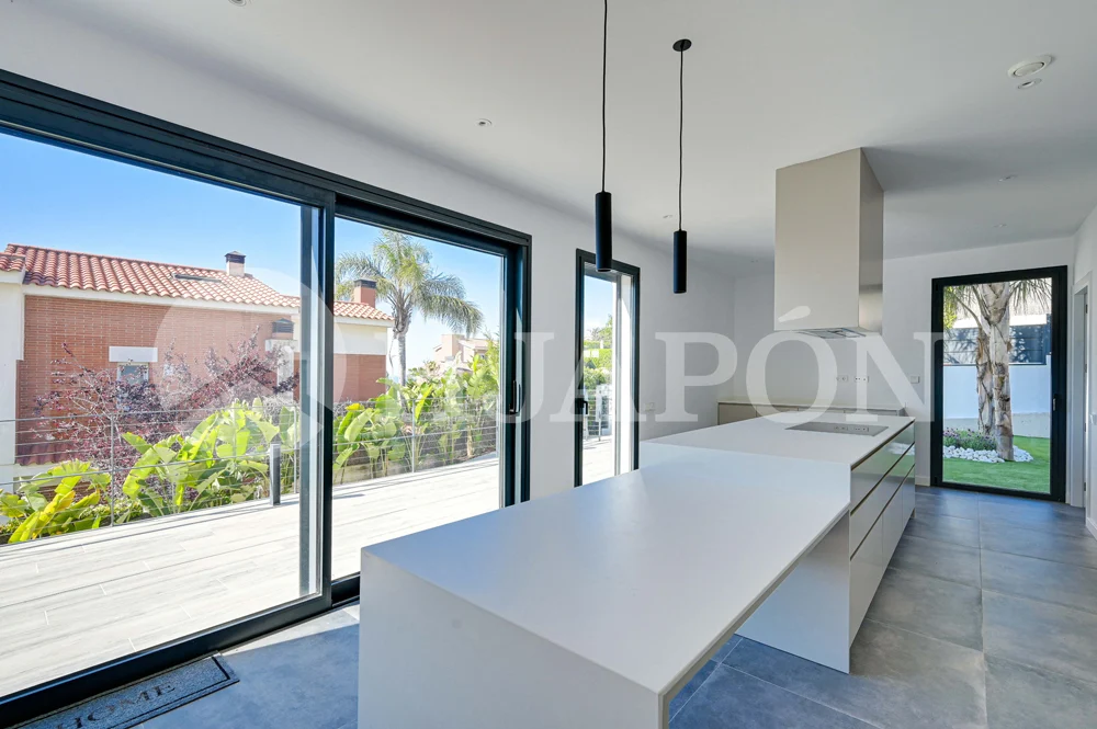 Vivienda de lujo de nueva construcción, con piscina privada y sensacionales vistas al mar. - ref. 01760
