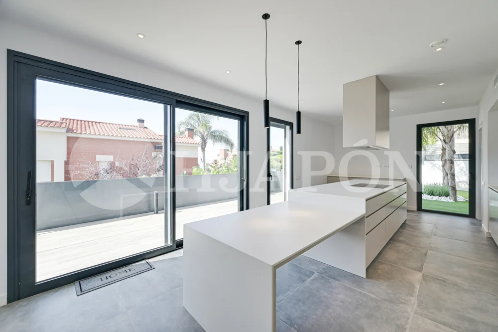 Vivienda de lujo de nueva construcción, con piscina privada y sensacionales vistas al mar. - ref. 01760