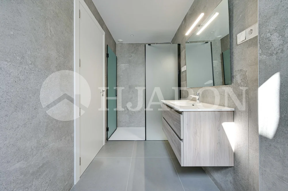 Vivienda de lujo de nueva construcción, con piscina privada y sensacionales vistas al mar. - ref. 01760